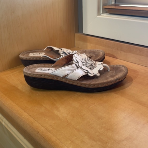 Clark’s sandals with white flower - Picture 4 of 6